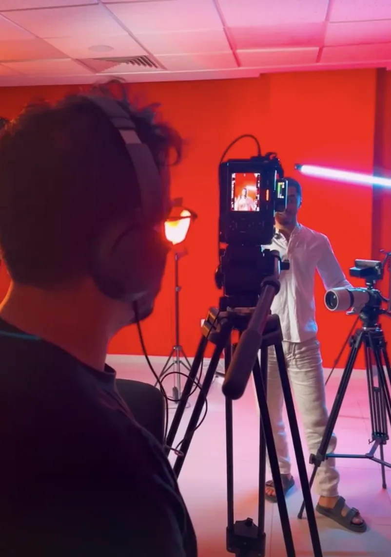 Plateau vidéo en studio sur fond rouge
